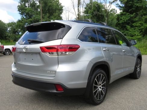 Used 2018 Toyota Highlander SE AWD/4WD image 5
