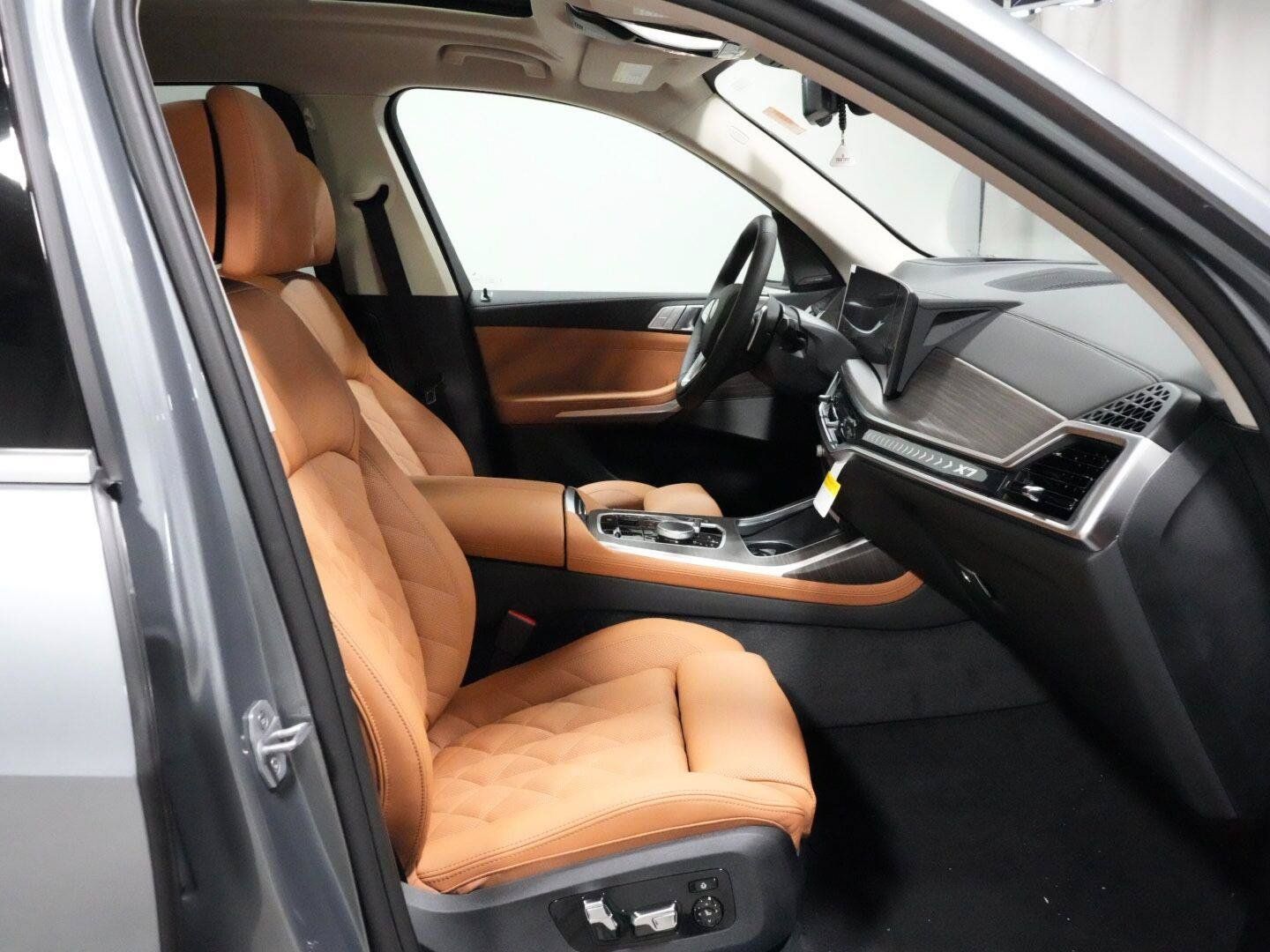 Used 2027 BMW X7 xDrive40i w/ Premium Package AWD/4WD image 7