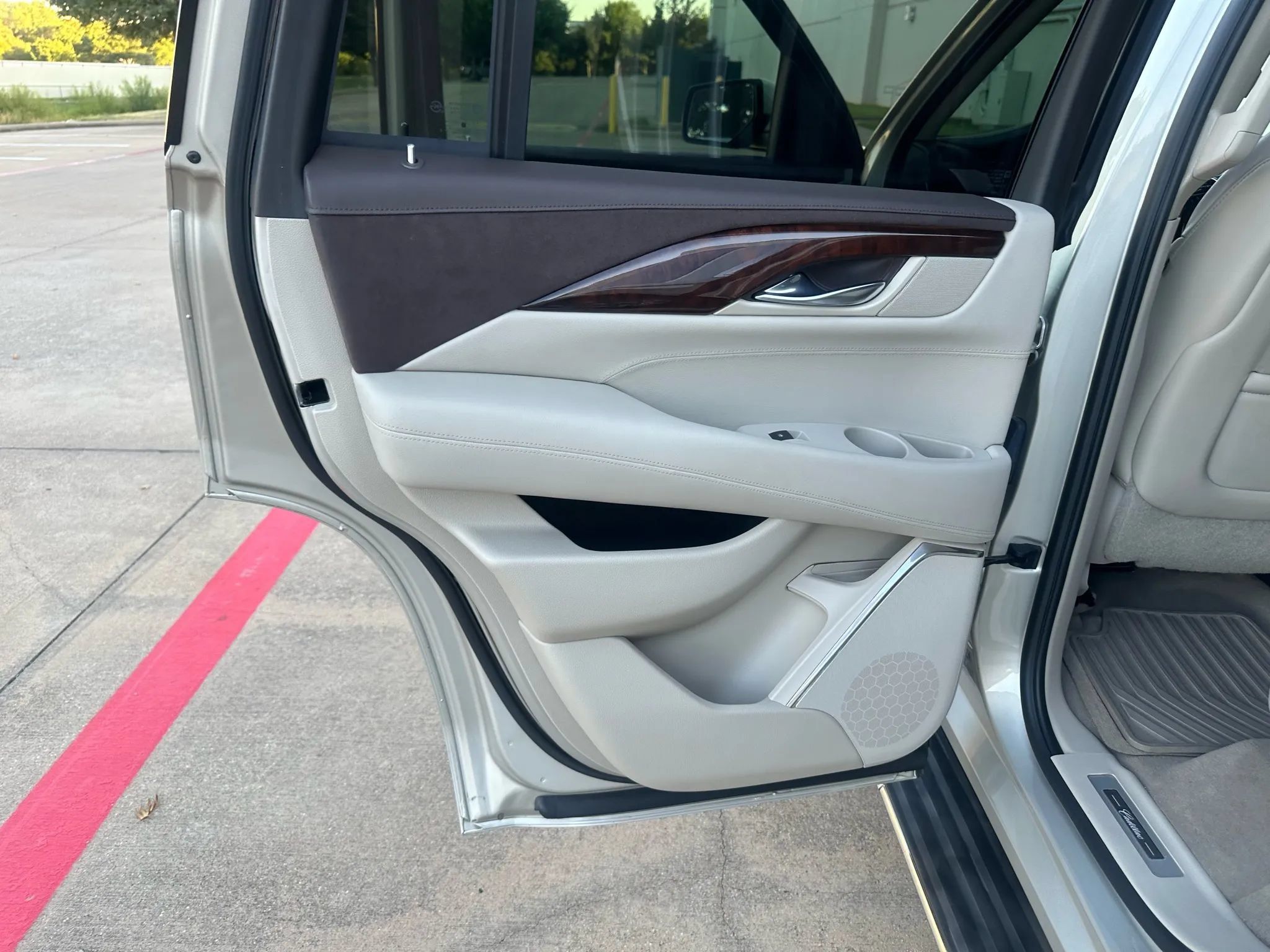 Used 2015 Cadillac Escalade Luxury AWD/4WD image 18