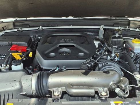 Used 2025 Jeep Wrangler Sahara image 33