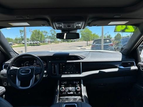 Used 2024 GMC Yukon XL Denali AWD/4WD image 11