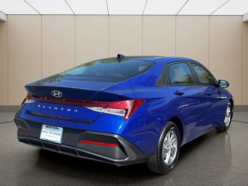 Certified 2025 Hyundai Elantra SE image 5