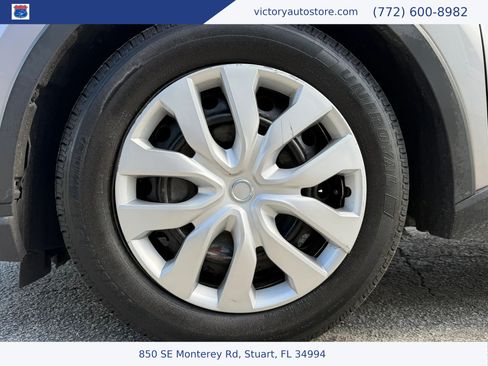 Used 2020 Toyota C-HR LE FWD image 22