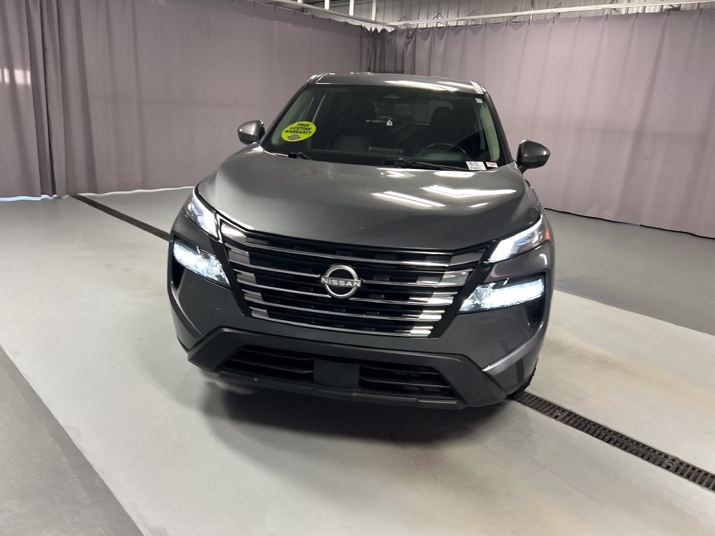 Used 2025 Nissan Rogue SV AWD/4WD image 2