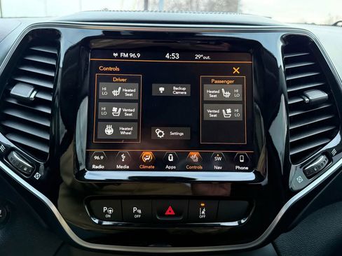 Used 2019 Jeep Cherokee Overland w/ Technology Group image 24