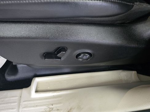 Used 2023 Chrysler Pacifica Touring-L FWD image 18