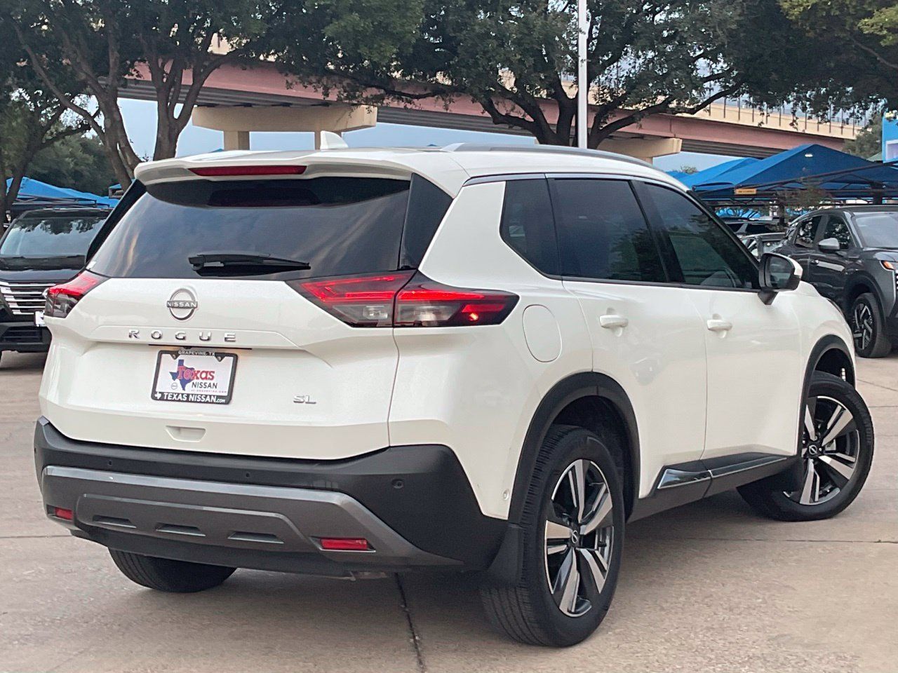 Used 2023 Nissan Rogue SL w/ SL Premium Package FWD image 4