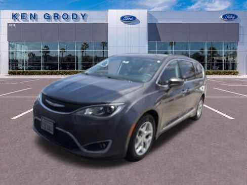 Used 2017 Chrysler Pacifica Touring-L w/ Tire & Wheel Group FWD image 7