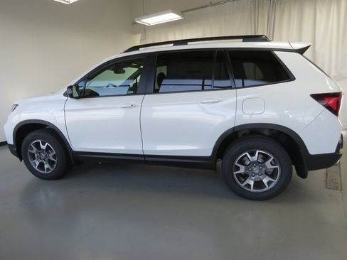 Used 2023 Honda Passport TrailSport image 2