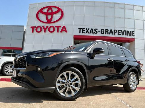 Used 2023 Toyota Highlander Limited FWD image 2