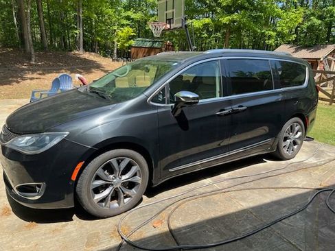 Used 2018 Chrysler Pacifica Limited w/ Tire & Wheel Group FWD image 1