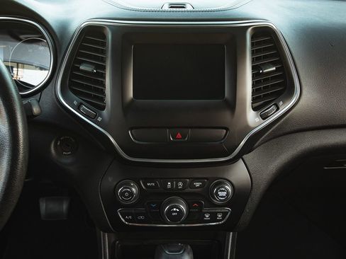 Used 2019 Jeep Cherokee Latitude w/ Popular Appearance Group image 10