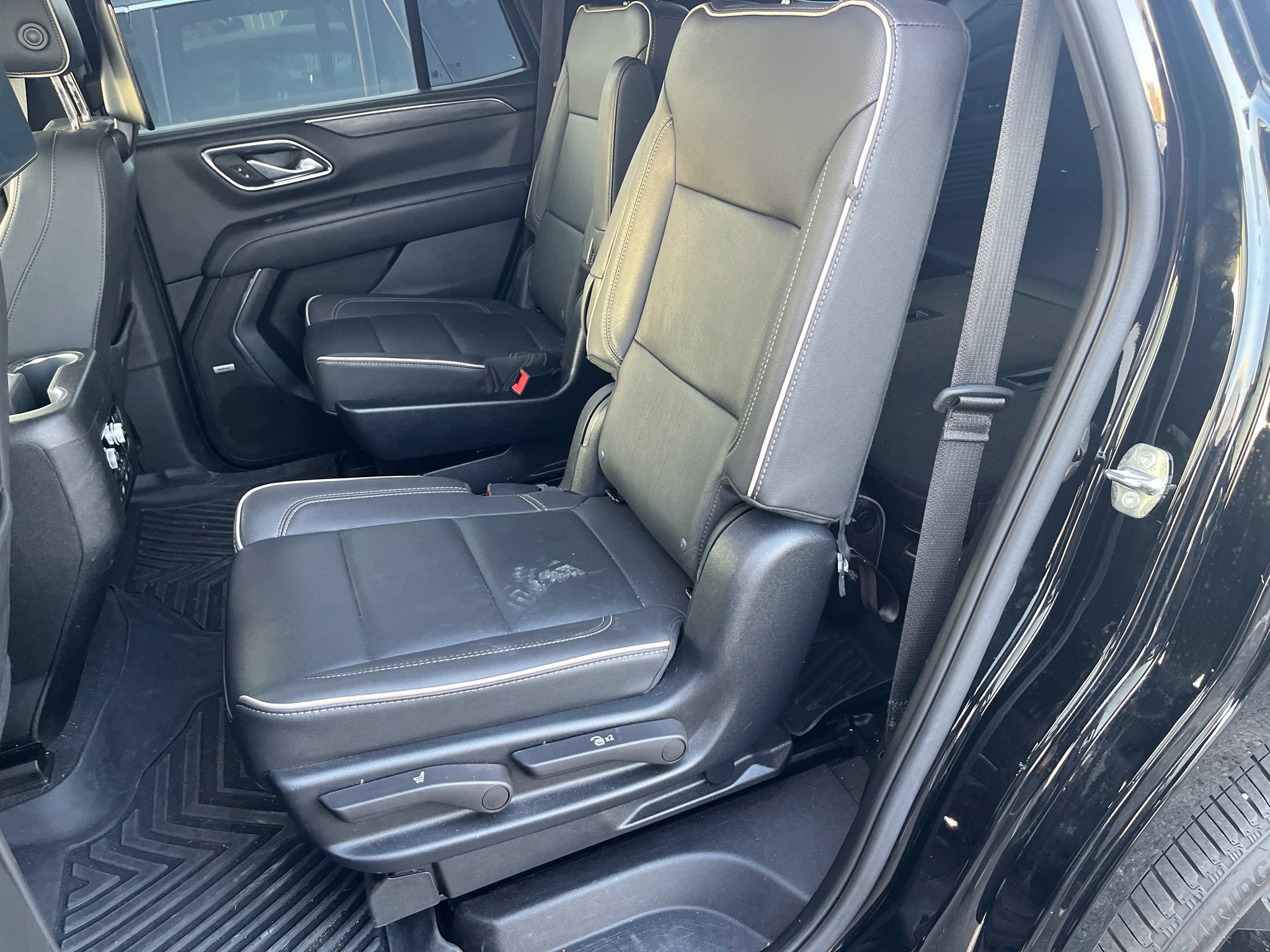 Used 2023 GMC Yukon SLT w/ SLT Premium Package AWD/4WD image 6