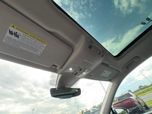 Used 2021 Volkswagen Tiguan SEL AWD/4WD image 48