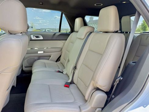 Used 2014 Ford Explorer XLT w/ Equipment Group 202A AWD/4WD image 12