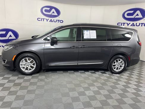 Used 2020 Chrysler Pacifica Touring-L image 6