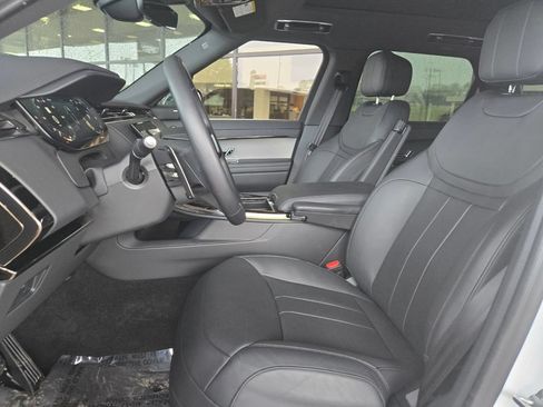 Used 2025 Land Rover Range Rover Sport SE AWD/4WD image 9