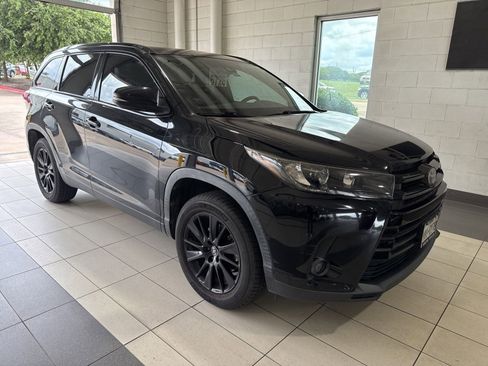 Used 2019 Toyota Highlander SE w/ Nightshade Edition FWD image 11