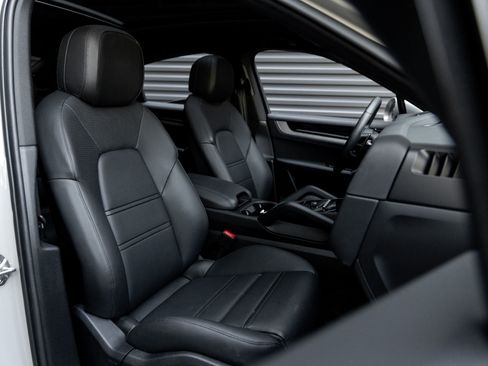 Certified 2025 Porsche Cayenne Coupe image 33