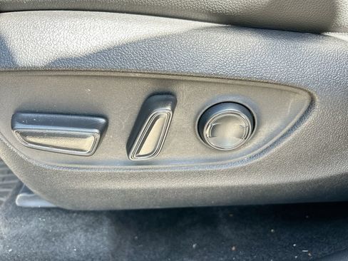 Used 2024 Toyota Highlander XLE FWD image 12