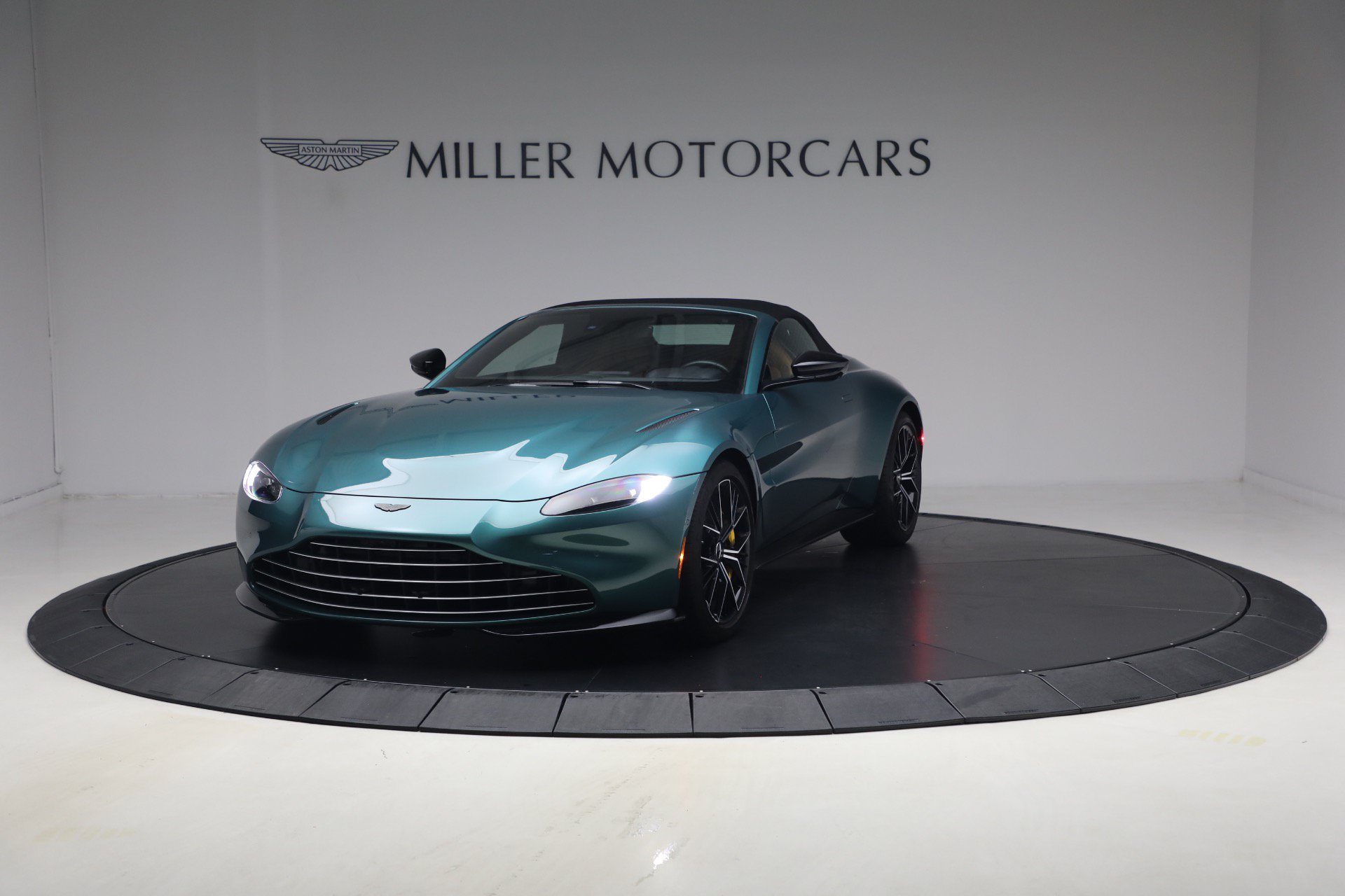 Used 2023 Aston Martin V8 Vantage Roadster RWD image 15