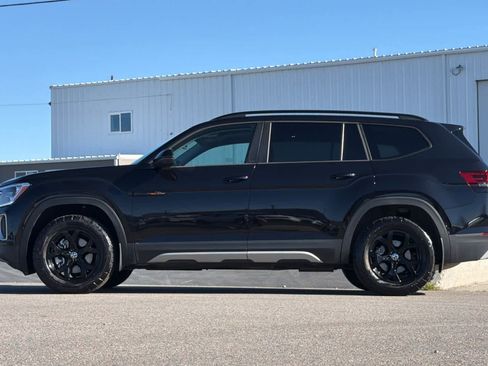 Used 2025 Volkswagen Atlas Peak Edition SE image 5