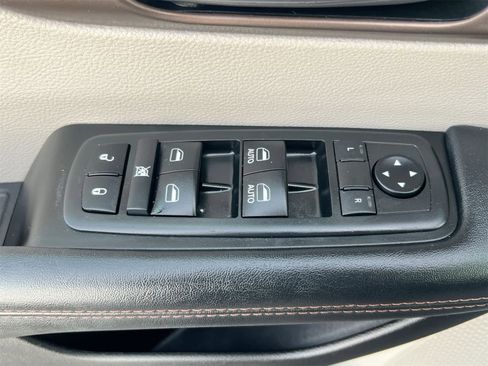 Used 2019 Chrysler Pacifica Touring-L image 18