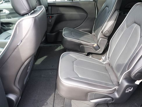 New 2026 Chrysler Pacifica Limited w/ S Appearance Package AWD/4WD image 17