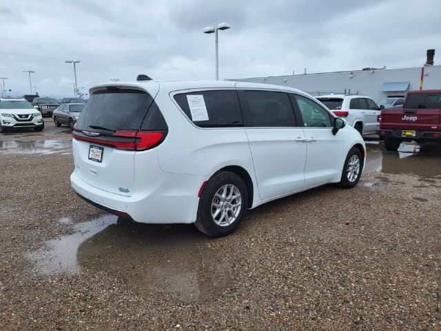 Used 2023 Chrysler Pacifica Touring-L FWD image 3