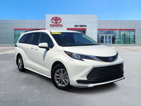 Certified 2025 Toyota Sienna LE FWD image 1