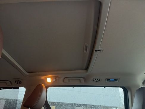 Used 2019 Toyota Sienna Limited image 4