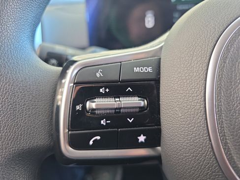 Certified 2025 Kia Sorento LX image 23