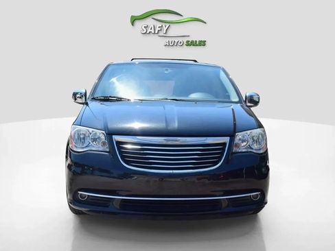 Used 2015 Chrysler Town & Country Touring-L w/ Trailer Tow Group image 8