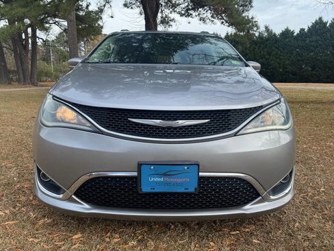 Used 2017 Chrysler Pacifica Touring-L image 3