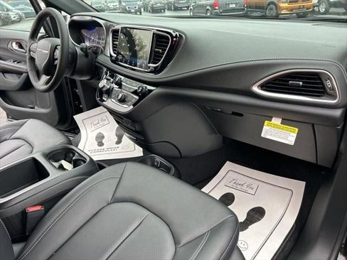 New 2026 Chrysler Pacifica Select image 44
