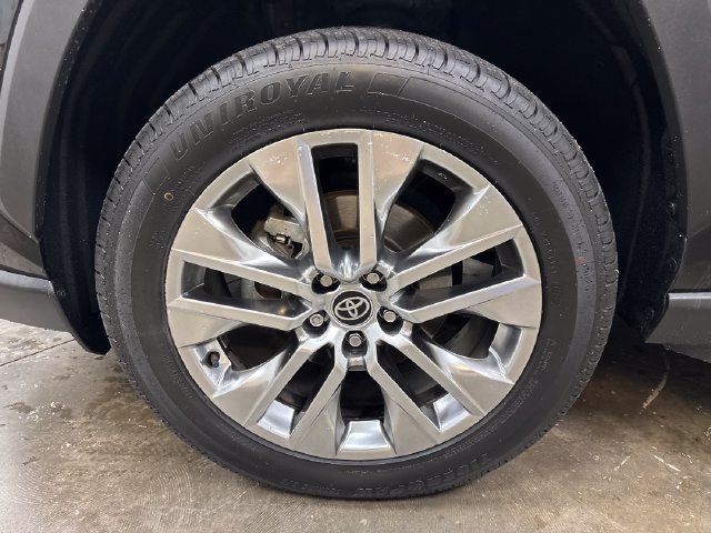 Used 2021 Toyota RAV4 XLE Premium AWD/4WD image 16