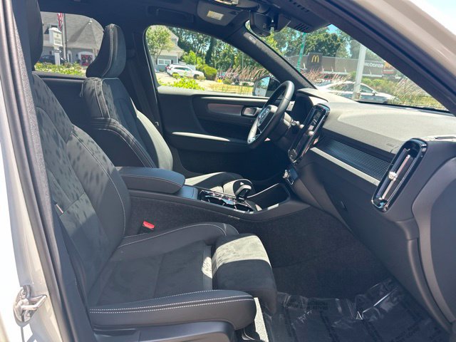 Certified 2025 Volvo XC40 B5 Plus AWD/4WD image 15