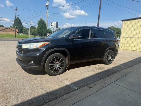 Used 2016 Toyota Highlander XLE AWD/4WD image 4