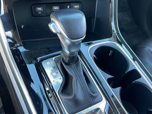 Used 2024 Kia Carnival EX image 26