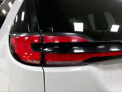 Used 2024 Chrysler Pacifica Select image 23