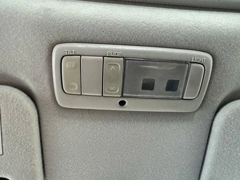 Used 2006 Pontiac Vibe w/ Preferred Package FWD image 13