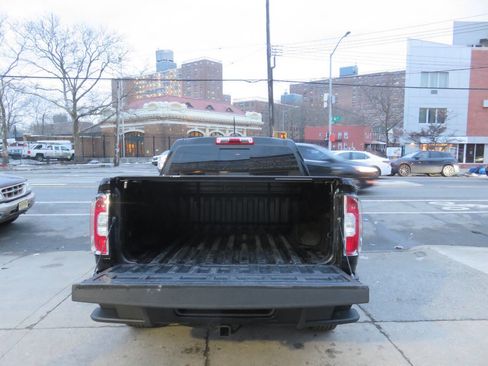 Used 2016 GMC Canyon SLE w/ All Terrain Package image 10