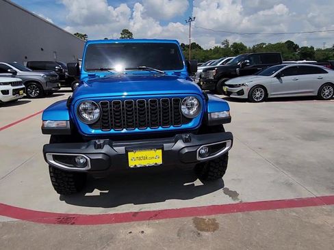 Used 2025 Jeep Gladiator Sport AWD/4WD image 3
