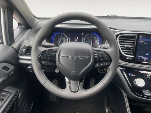 Used 2025 Chrysler Pacifica Limited FWD image 12