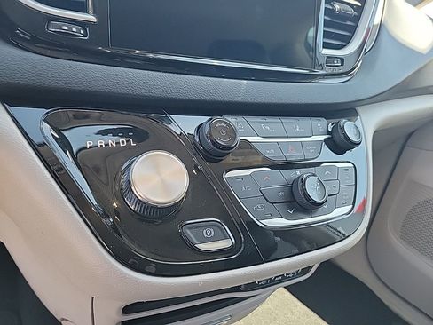 Used 2024 Chrysler Pacifica Touring-L FWD image 27