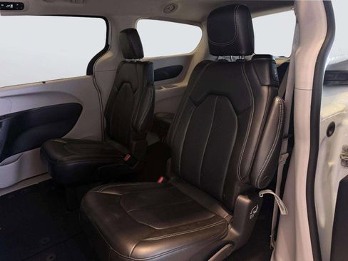 Used 2023 Chrysler Pacifica Touring-L FWD image 33