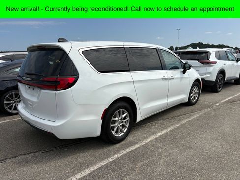 Used 2024 Chrysler Pacifica Touring-L FWD image 4