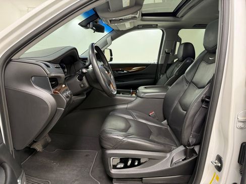 Used 2019 Cadillac Escalade ESV Luxury AWD/4WD image 14