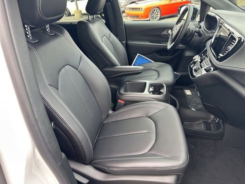 New 2026 Chrysler Pacifica Select image 27