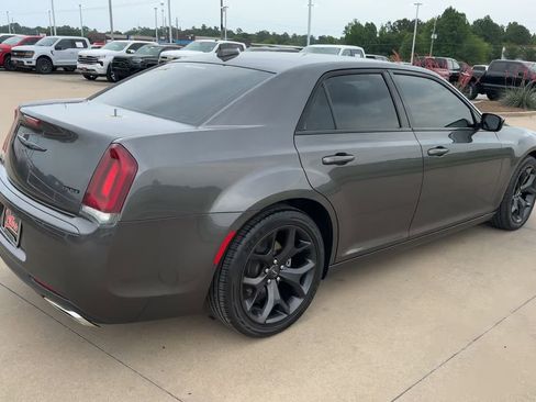 Used 2022 Chrysler 300 Touring w/ Sport Appearance Package RWD image 9